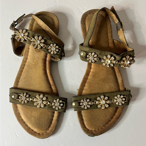 Women’s Olive Green Rhinestone Flower Sandals Size 7 Flat Ankle Strap Boho Chic - Picture 1 of 7